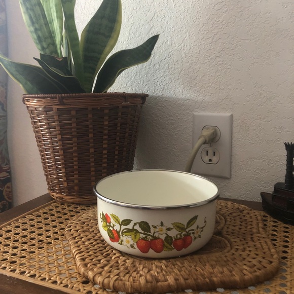 Kobe Kitchen Strawberry Enamel Nesting/Mixing Bowl - Picture 2 of 9